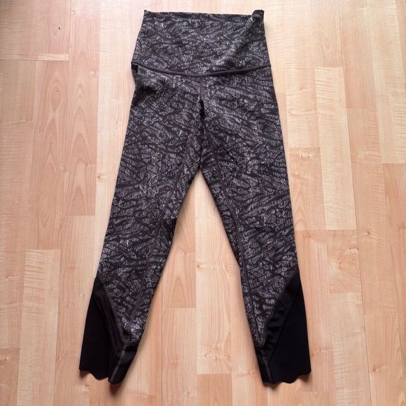 Patterned Women's Cropped Leggings - Picture 2 of 5